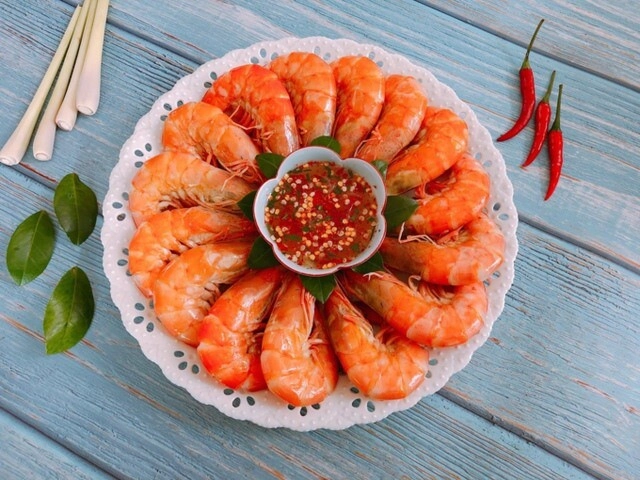 Bất ngờ luộc tôm thả lá này vào tôm lên màu cực đẹp thịt chắc ngọt thơm ngon gấp bội - 4