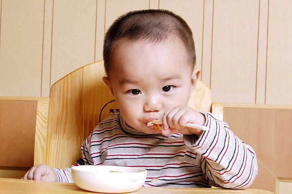 Bé 1 tuổi đang đi thì bị ngã đến bệnh viện bác sĩ lắc đầu biết nguyên nhân từ bữa ăn dặm mẹ suy sụp - 1