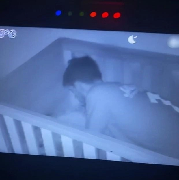 Bé 15 tháng thường dậy giữa đêm nói chuyện với người đàn ông lạ mặt bố mẹ vào phòng thì không thấy ai - 2