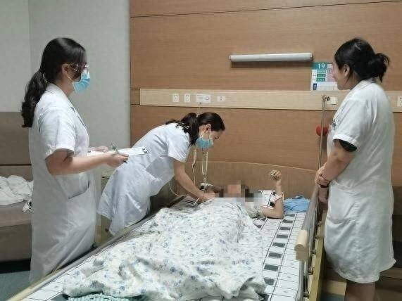 Bé gái 10 tuổi bụng to bất thường đến bệnh viện thử thai dương tính bác sĩ kết luận bố mẹ nên thường xuyên làm điều này - 1
