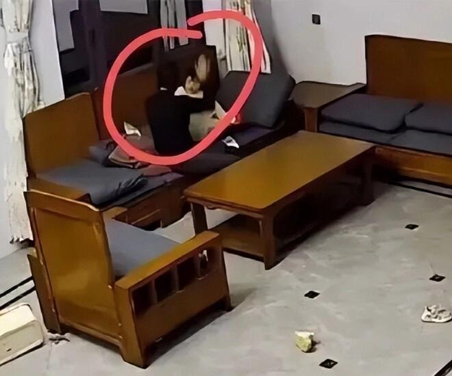 Bé gái 3 tuổi bị ông bà nội đánh liên tiếp mẹ bất lực còn bố thờ ơ - 1