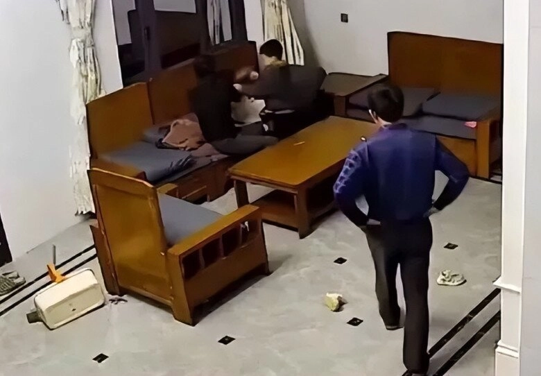 Bé gái 3 tuổi bị ông bà nội đánh liên tiếp mẹ bất lực còn bố thờ ơ - 2