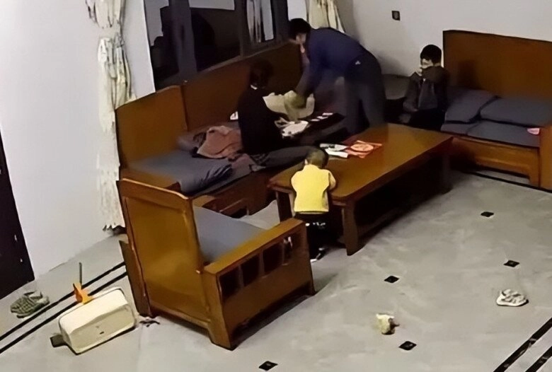 Bé gái 3 tuổi bị ông bà nội đánh liên tiếp mẹ bất lực còn bố thờ ơ - 3