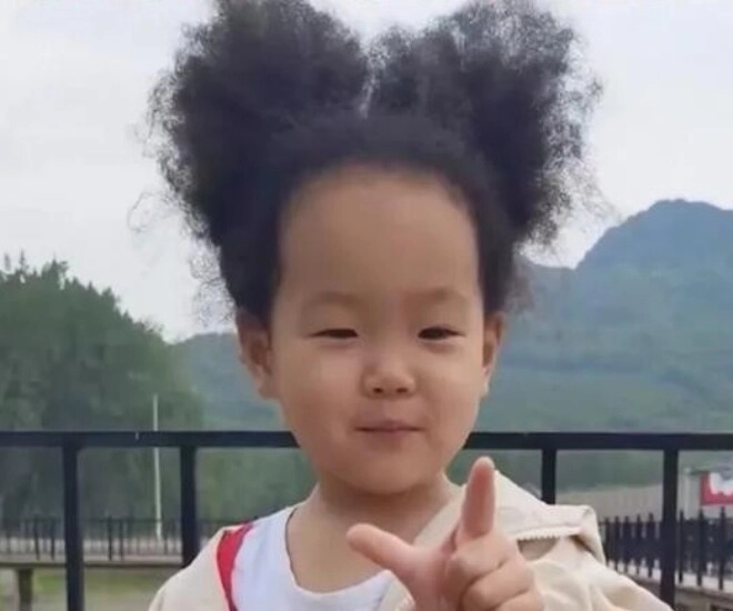 Bé gái 5 tuổi sinh ra có mái tóc xoăn như tổ chim tưởng di truyền nhưng biết dung mạo bố mẹ ai cũng ngỡ ngàng - 1