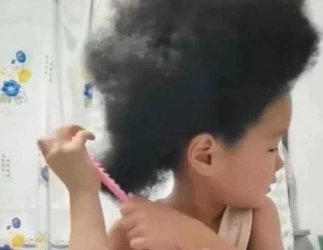 Bé gái 5 tuổi sinh ra có mái tóc xoăn như tổ chim tưởng di truyền nhưng biết dung mạo bố mẹ ai cũng ngỡ ngàng - 3