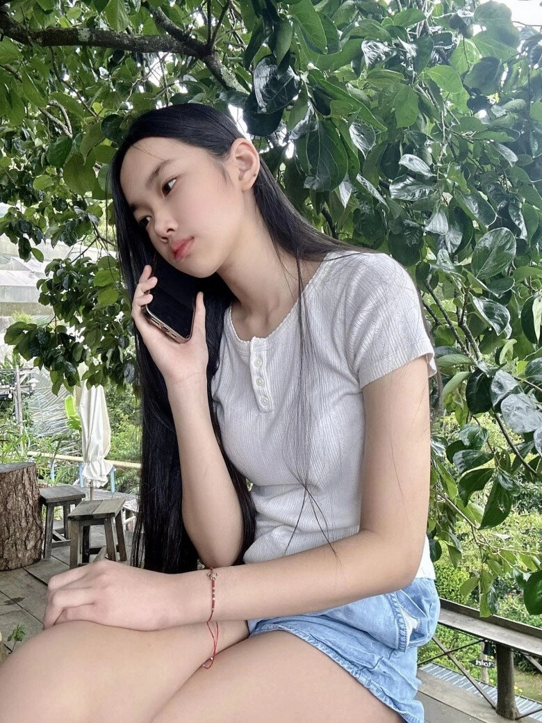 Bé gái ăn mặc giản dị tưởng gái quê đà lạt hóa ra là cháu nội tỷ phú mỹ ở biệt thự 750 tỷ - 2