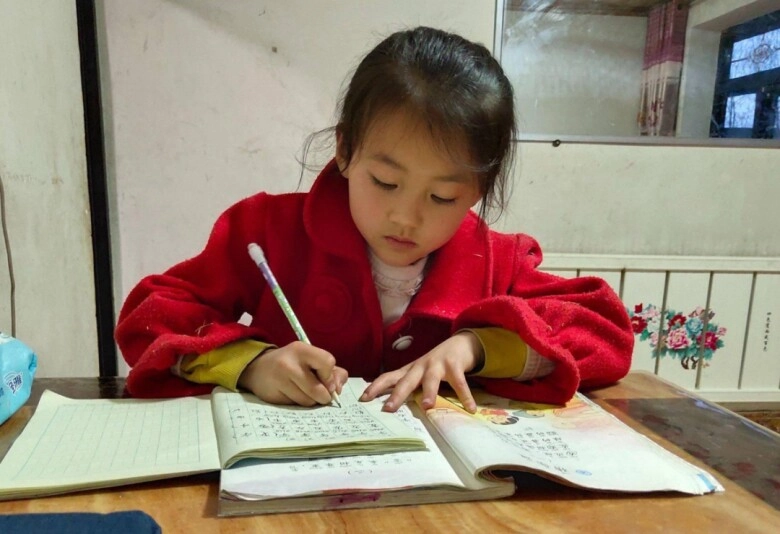 Bé gái được người lạ tặng 34 tỷ đồng vì đẹp tuyệt trần cuộc sống hiện tại không ngờ nhờ quyết định của bố mẹ - 8