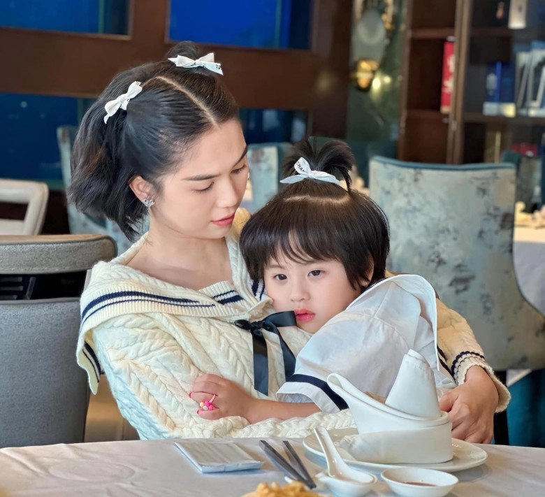Bé gái gây sốt với diện mạo búp bê hoá ra nhờ thừa hưởng gen đẹp của ngọc trinh - 6