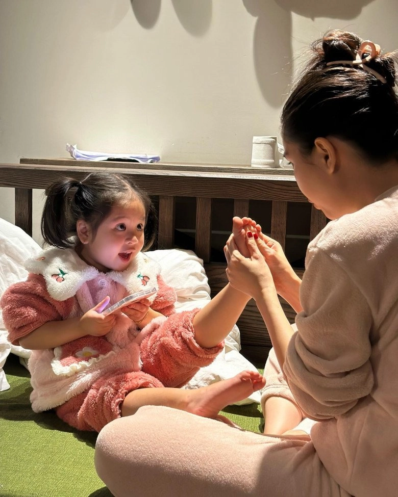 Bé gái gây sốt với diện mạo búp bê hoá ra nhờ thừa hưởng gen đẹp của ngọc trinh - 7
