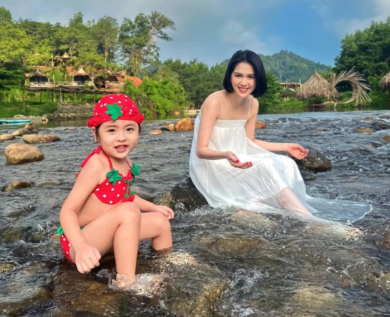 Bé gái gây sốt với diện mạo búp bê hoá ra nhờ thừa hưởng gen đẹp của ngọc trinh - 8