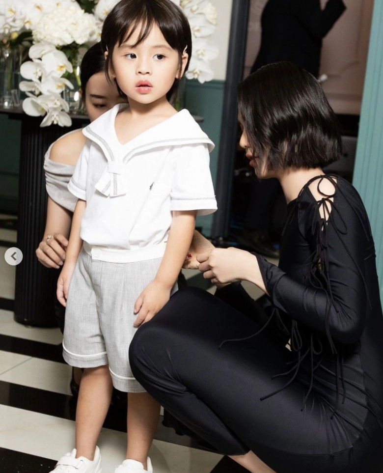 Bé gái gây sốt với diện mạo búp bê hoá ra nhờ thừa hưởng gen đẹp của ngọc trinh - 14