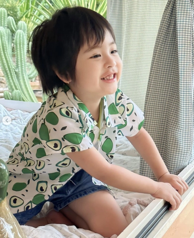 Bé gái gây sốt với diện mạo búp bê hoá ra nhờ thừa hưởng gen đẹp của ngọc trinh - 15