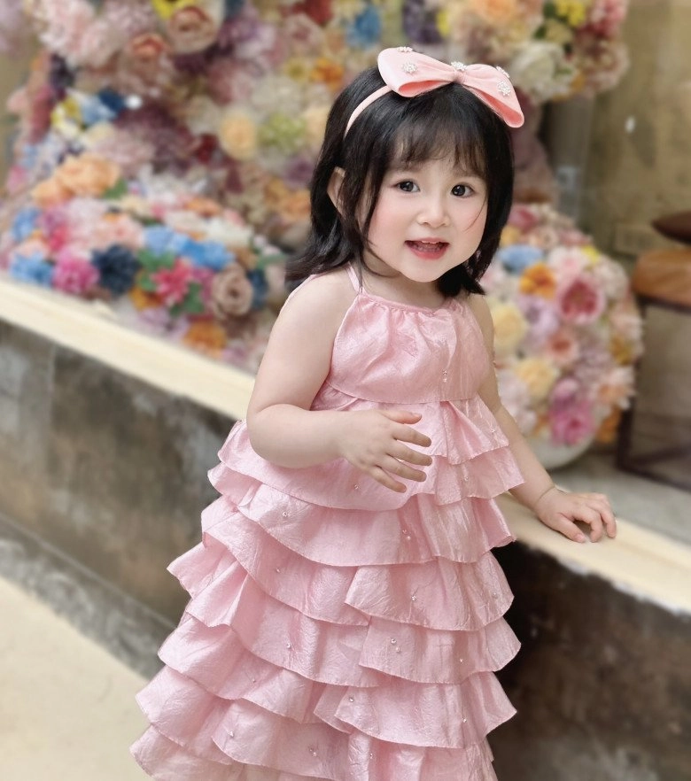 Bé gái hà nội cằm v-live búp bê được các shop bán hàng online cưng chiều mẹ hé lộ 2 tuổi kiếm 15 triệutháng - 1