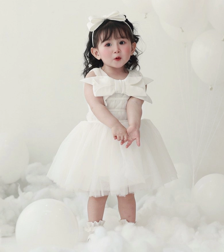 Bé gái hà nội cằm v-live búp bê được các shop bán hàng online cưng chiều mẹ hé lộ 2 tuổi kiếm 15 triệutháng - 2