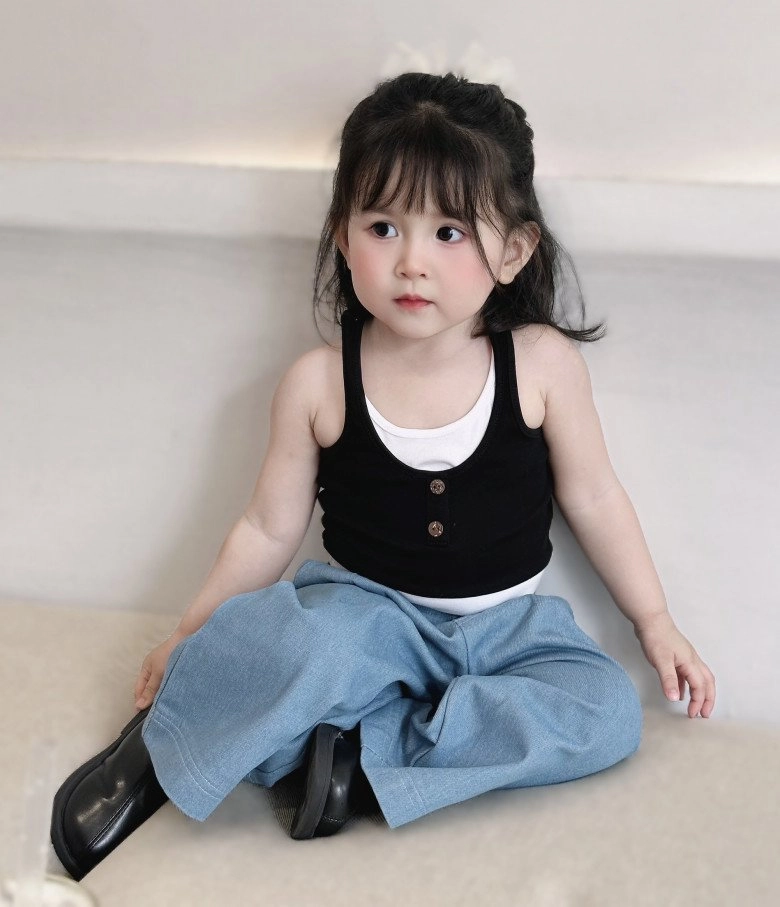 Bé gái hà nội cằm v-live búp bê được các shop bán hàng online cưng chiều mẹ hé lộ 2 tuổi kiếm 15 triệutháng - 3