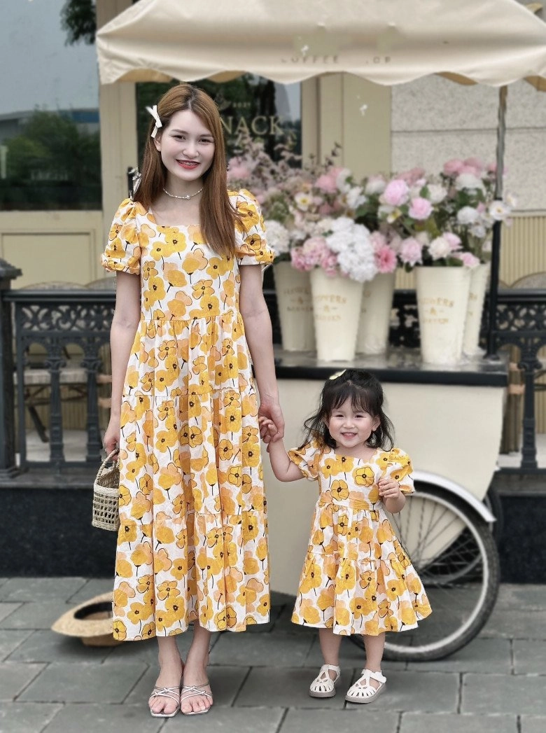 Bé gái hà nội cằm v-live búp bê được các shop bán hàng online cưng chiều mẹ hé lộ 2 tuổi kiếm 15 triệutháng - 4