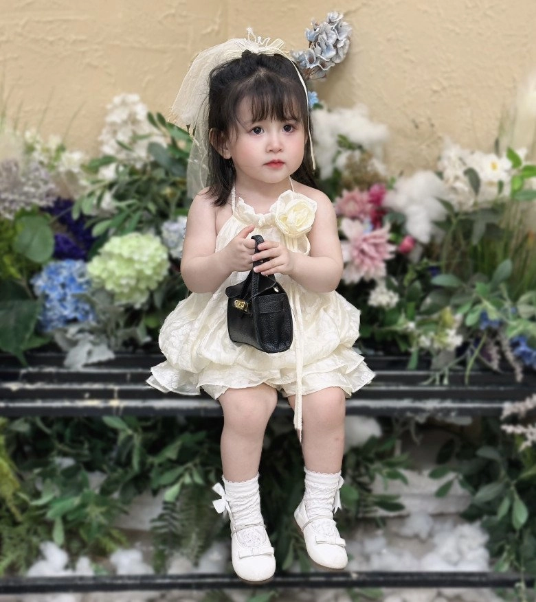 Bé gái hà nội cằm v-live búp bê được các shop bán hàng online cưng chiều mẹ hé lộ 2 tuổi kiếm 15 triệutháng - 5