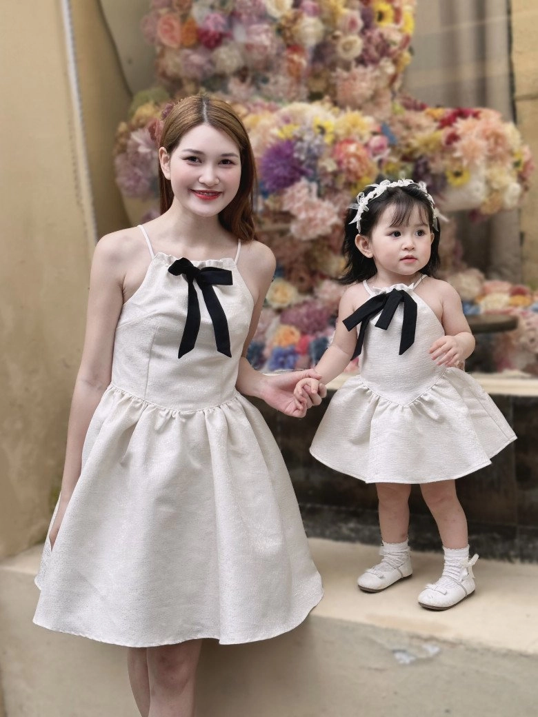 Bé gái hà nội cằm v-live búp bê được các shop bán hàng online cưng chiều mẹ hé lộ 2 tuổi kiếm 15 triệutháng - 6