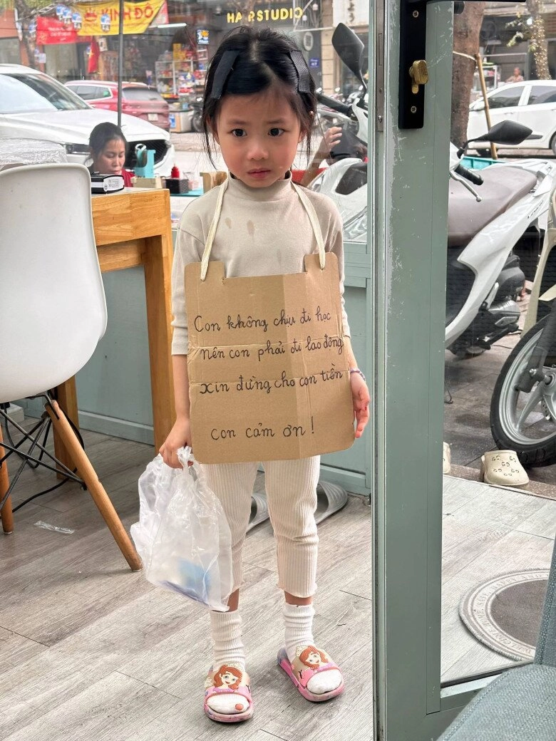 Bé gái hà nội với gương mặt xinh đẹp đi ăn xin nhưng đeo bảng đừng cho con tiền gây khó hiểu - 3