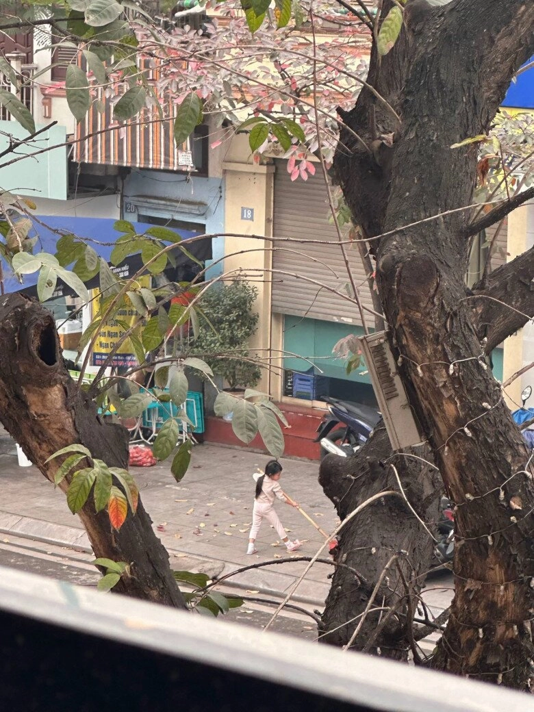 Bé gái hà nội với gương mặt xinh đẹp đi ăn xin nhưng đeo bảng đừng cho con tiền gây khó hiểu - 6