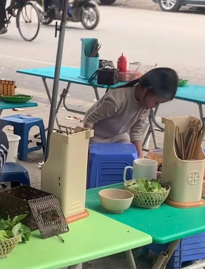 Bé gái hà nội với gương mặt xinh đẹp đi ăn xin nhưng đeo bảng đừng cho con tiền gây khó hiểu - 7