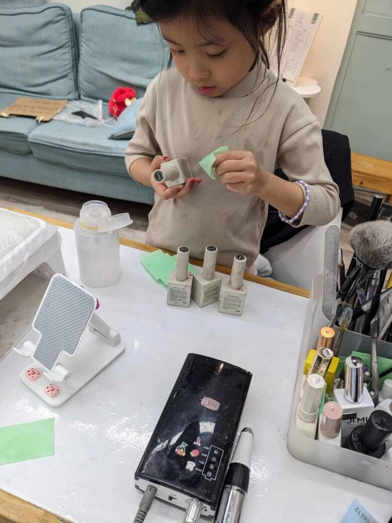 Bé gái hà nội với gương mặt xinh đẹp đi ăn xin nhưng đeo bảng đừng cho con tiền gây khó hiểu - 11