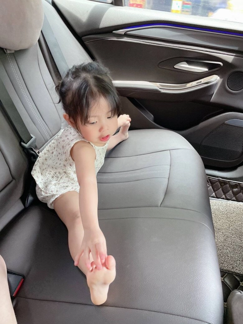 Bé gái hà nội với gương mặt xinh đẹp đi ăn xin nhưng đeo bảng đừng cho con tiền gây khó hiểu - 15