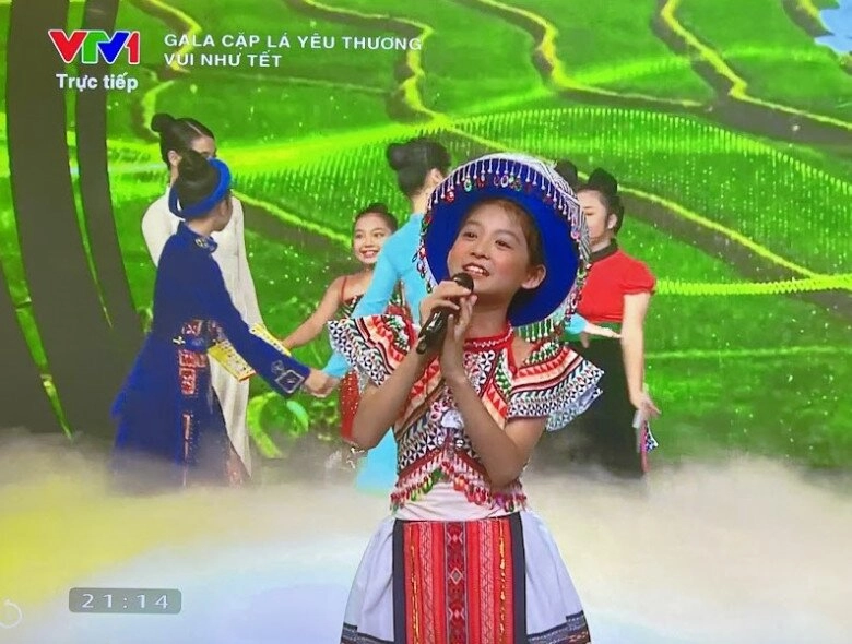 Bé gái gây sốt khi hát cùng bà nội dịp 304 hút 20 triệu lượt xem 5 tuổi đứng trên sân khấu đài truyền hình việt nam - 3