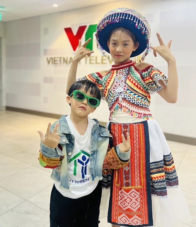 Bé gái gây sốt khi hát cùng bà nội dịp 304 hút 20 triệu lượt xem 5 tuổi đứng trên sân khấu đài truyền hình việt nam - 19
