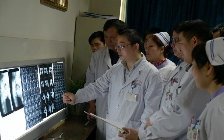 Bé gái mắc bệnh ngực bồ câu lời bác sĩ nói khiến người mẹ hối hận - 2