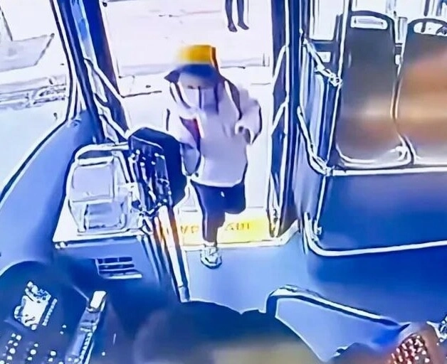 Bé gái tiểu học tự bắt xe buýt đến trường lúc xuống xe liền có hành động khiến tài xế đứng hình - 1
