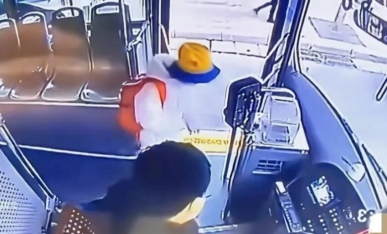 Bé gái tiểu học tự bắt xe buýt đến trường lúc xuống xe liền có hành động khiến tài xế đứng hình - 2