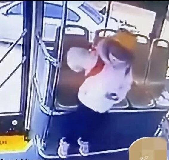 Bé gái tiểu học tự bắt xe buýt đến trường lúc xuống xe liền có hành động khiến tài xế đứng hình - 3