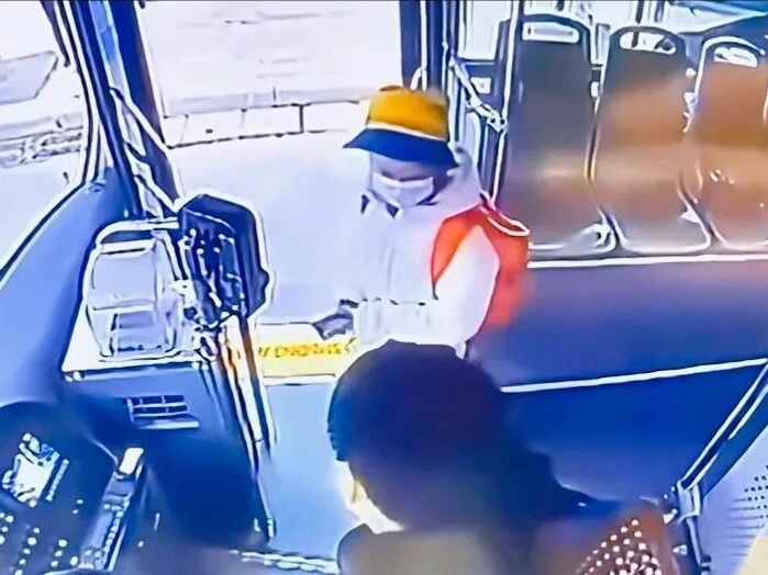 Bé gái tiểu học tự bắt xe buýt đến trường lúc xuống xe liền có hành động khiến tài xế đứng hình - 4