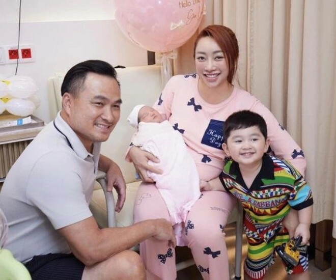 Bé gái việt được 1 tỷ tiền mừng trong tiệc đầy tháng danh tính bố mẹ không phải dạng thường - 1
