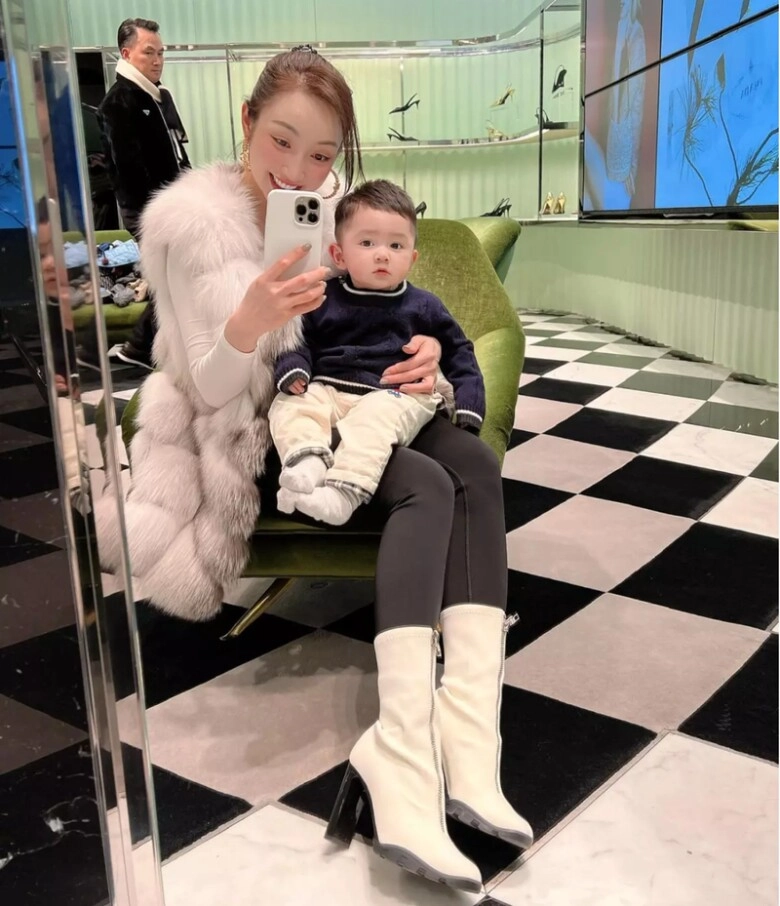 Bé gái việt được 1 tỷ tiền mừng trong tiệc đầy tháng danh tính bố mẹ không phải dạng thường - 4