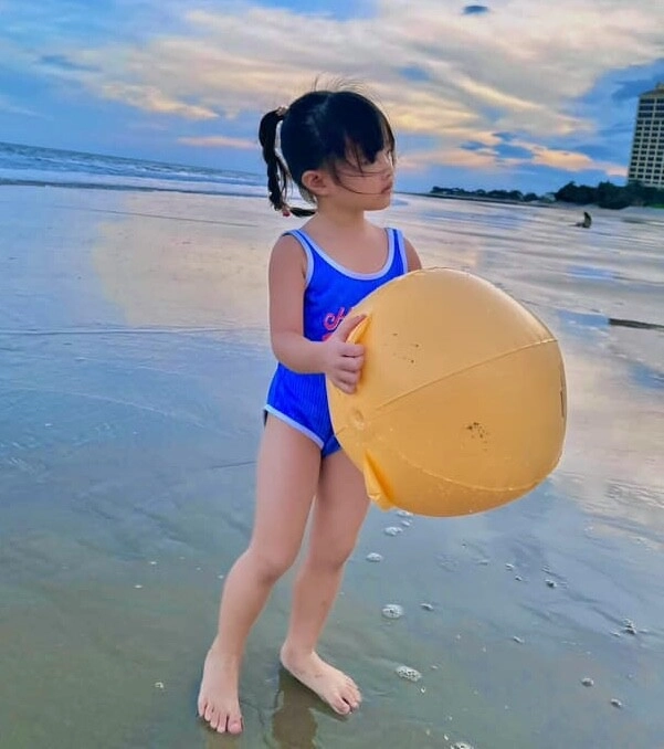 Bé gái việt gây sốt với loạt ảnh xinh xắn trên bãi biển vũng tàu thân thế hoá ra là cháu gái gia tộc giàu có - 1