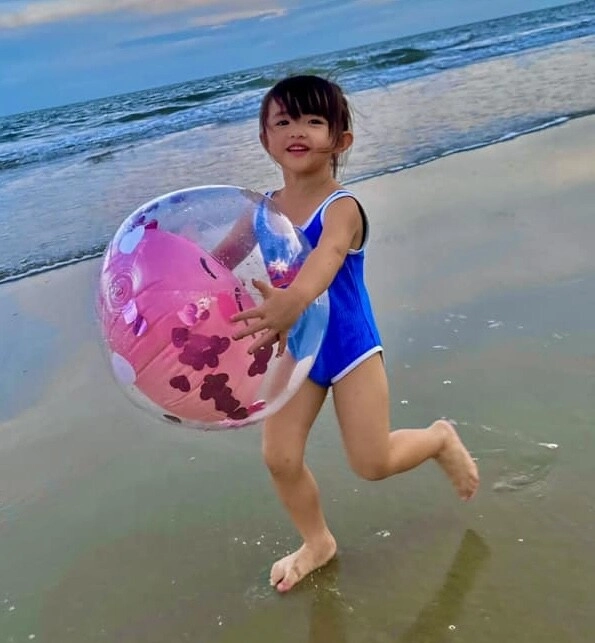 Bé gái việt gây sốt với loạt ảnh xinh xắn trên bãi biển vũng tàu thân thế hoá ra là cháu gái gia tộc giàu có - 2