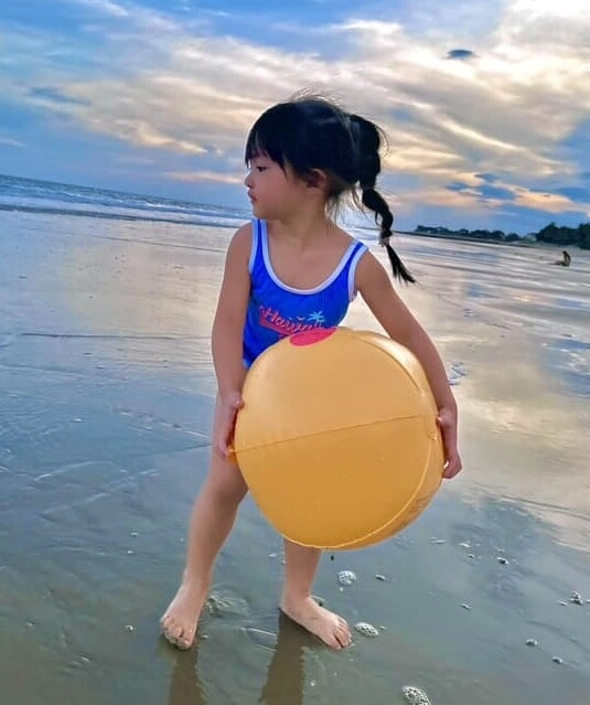 Bé gái việt gây sốt với loạt ảnh xinh xắn trên bãi biển vũng tàu thân thế hoá ra là cháu gái gia tộc giàu có - 4