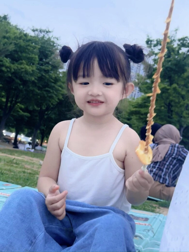 Bé gái việt gây sốt với loạt ảnh xinh xắn trên bãi biển vũng tàu thân thế hoá ra là cháu gái gia tộc giàu có - 6