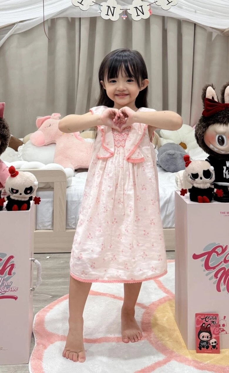 Bé gái việt gây sốt với loạt ảnh xinh xắn trên bãi biển vũng tàu thân thế hoá ra là cháu gái gia tộc giàu có - 7