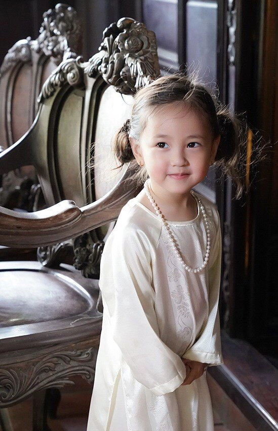 Bé gáiđược hoa hậu đỗ mỹ linh mai phương thúy khen nức nở nhưng mẹ chê gầy như que củi 9 tuổiở nhà 400 tỷ - 3