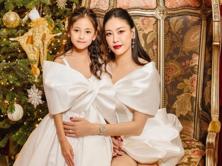 Bé gáiđược hoa hậu đỗ mỹ linh mai phương thúy khen nức nở nhưng mẹ chê gầy như que củi 9 tuổiở nhà 400 tỷ - 7