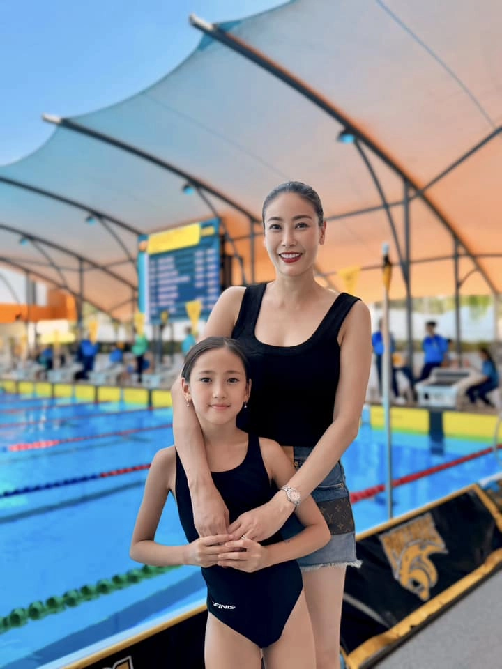 Bé gáiđược hoa hậu đỗ mỹ linh mai phương thúy khen nức nở nhưng mẹ chê gầy như que củi 9 tuổiở nhà 400 tỷ - 12