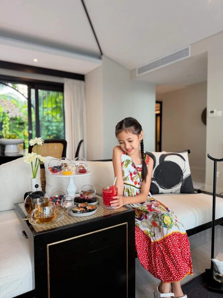 Bé gáiđược hoa hậu đỗ mỹ linh mai phương thúy khen nức nở nhưng mẹ chê gầy như que củi 9 tuổiở nhà 400 tỷ - 18