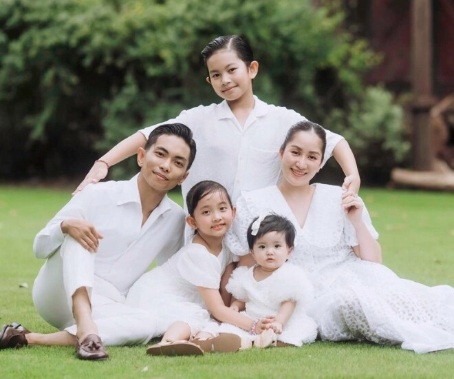 Bé lisa con gái khánh thi lúc nhỏ thấy phan hiển là tỏ thái độ tránh né giờ càng lớn càng tình cảm với bố - 1