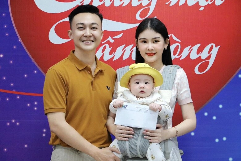 Bé sơ sinh 9 tháng tuổi cầm phong bì đến đài truyền hình ủng hộ đồng bào sau bão yagi danh tính không vừa - 2
