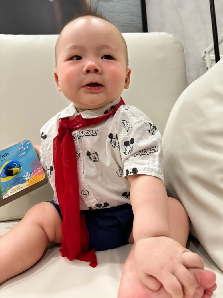 Bé sơ sinh 9 tháng tuổi cầm phong bì đến đài truyền hình ủng hộ đồng bào sau bão yagi danh tính không vừa - 3