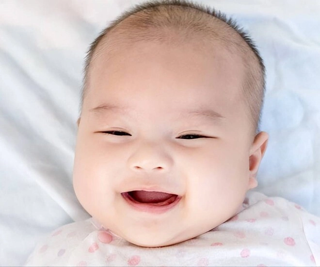 Bé sơ sinh chào đời da trắng hồng xinh như thiên thần 2 năm sau mẹ nghi ngờ không phải con ruột - 1