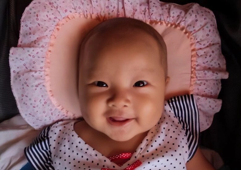 Bé sơ sinh chào đời da trắng hồng xinh như thiên thần 2 năm sau mẹ nghi ngờ không phải con ruột - 2